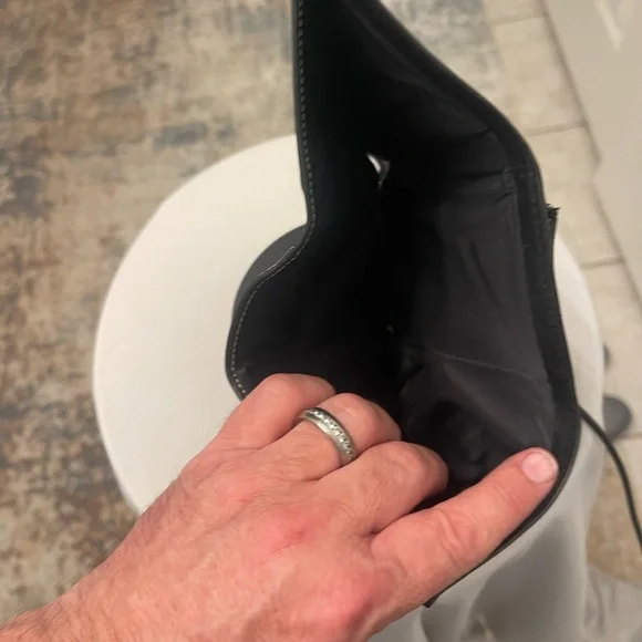 Beautiful men’s Dooney and Bourke trifold wallet - Picture 6 of 6